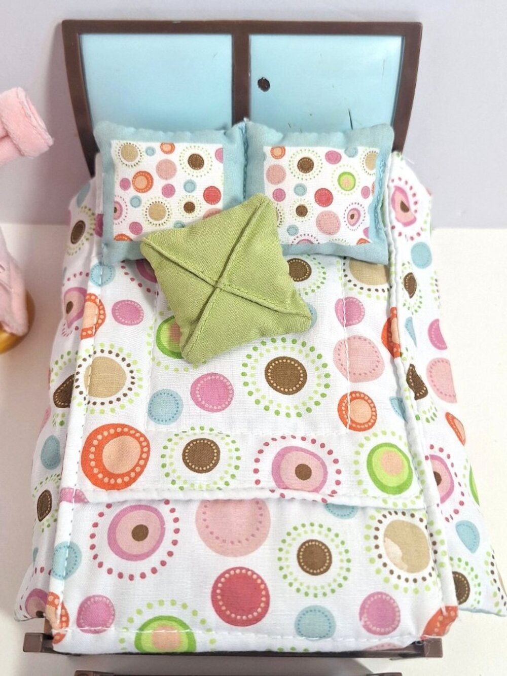 Loving Family Deluxe Parents Bedroom 2007 Bed Pink Robe Furniture Pillows - Picture 3 of 14